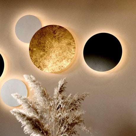 s.luce Lampe murale LED indirecte Cloud & plafonnier dans une pièce élégante avec des murs dorés et blancs.