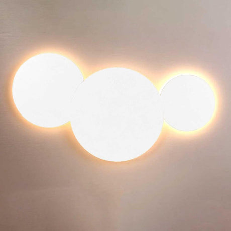 s.luce Cloud indirekte LED Wandleuchte Kombination in modernen Design mit drei kreisförmigen Leuchtelementen.