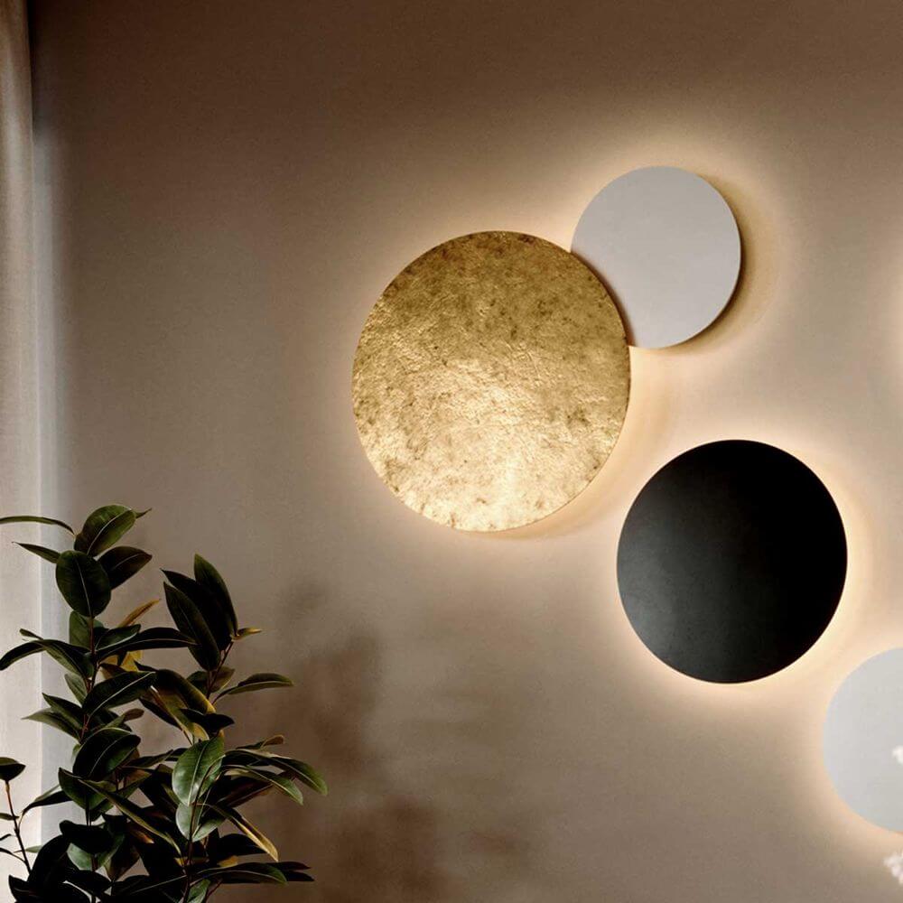 s.luce Cloud indirekte LED Wandleuchte Kombination mit goldenen und schwarzen Wandpaneelen.
