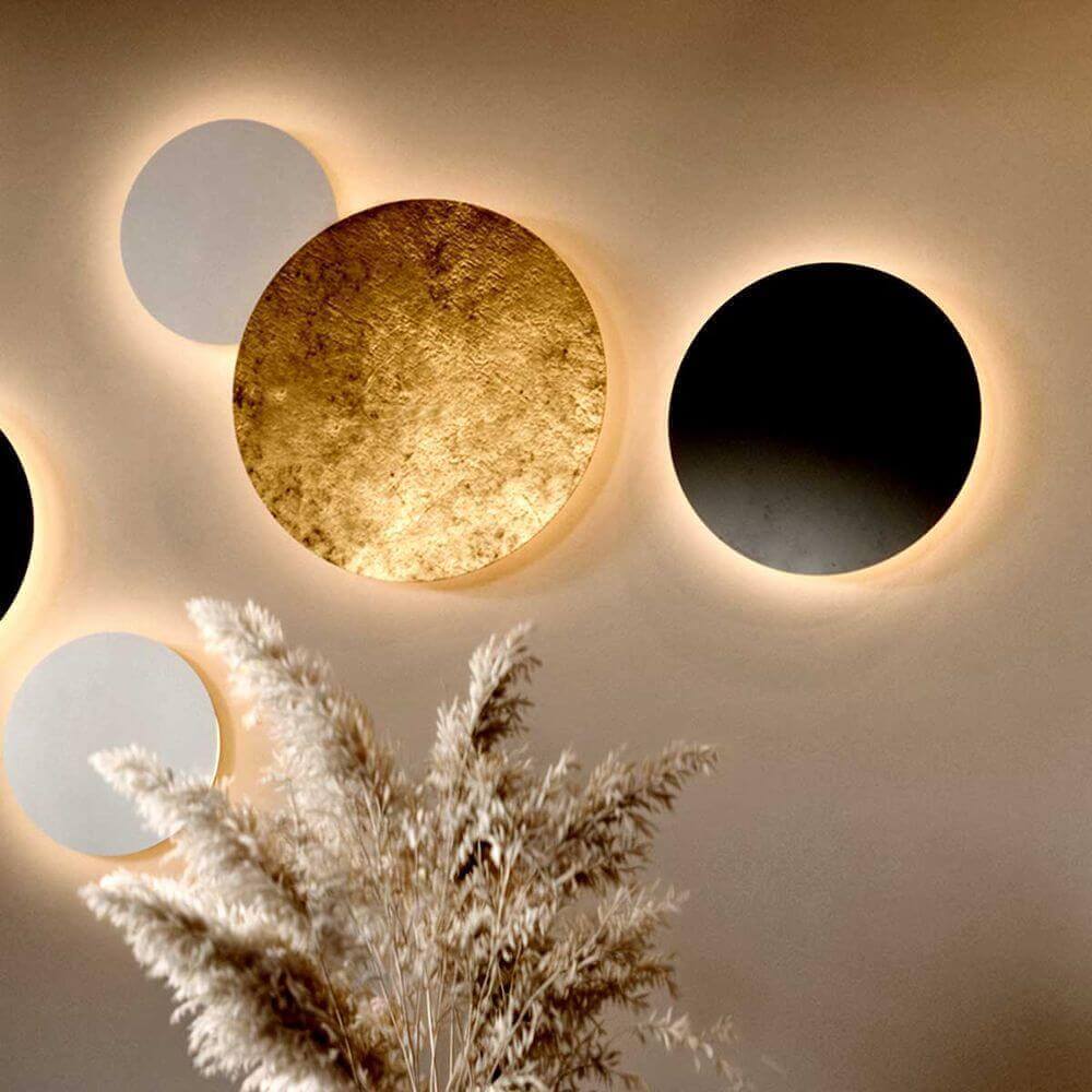 s.luce Cloud epäsuora LED-seinävalaisin yhdistelmä seinällä koristeellisten ympyröiden ja kasvien kanssa.