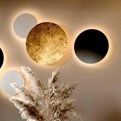 s.luce combinaison de lampe murale LED indirecte Cloud sur un mur avec des cercles décoratifs et des plantes.