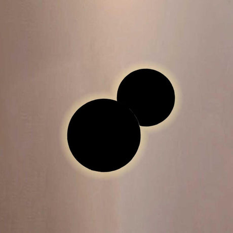 s.luce Cloud indirekte LED Wandleuchte Kombination in minimalistischem Design mit zwei schwarzen Kreisen.
