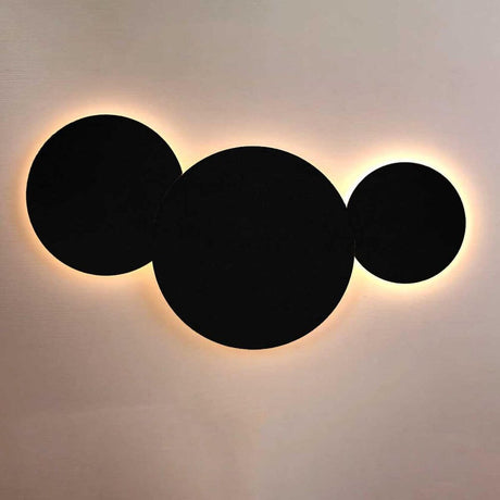 s.luce Cloud indirekte LED Wandleuchte Kombination mit schwarzer Basis und warmem Licht.