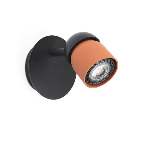 Coco Spot væglampe i et moderne design med orange finish og sort holder, ideel til forskellige rum.