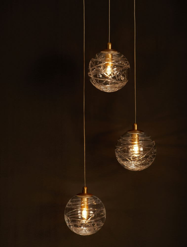 Coen Pendelleuchte 3-flammig Ø 25cm Gold, Transparent in einem modernen Interieur.