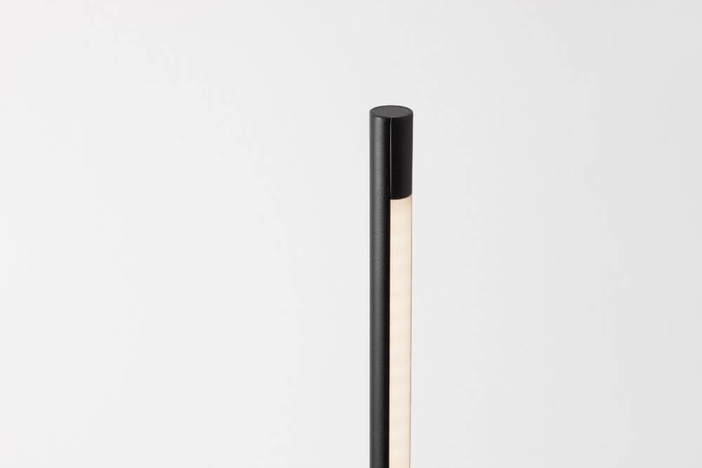 Colby LED Tischleuchte 3000K Schwarz, minimalistisches Design, hochwertige Beleuchtung für Wohnzimmer.