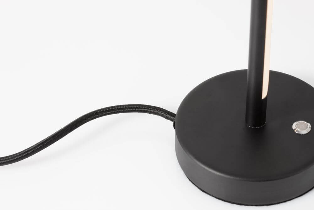 Detailaufnahme der Colby LED Tischleuchte 3000K Schwarz mit minimalistischem Design und Kabel.