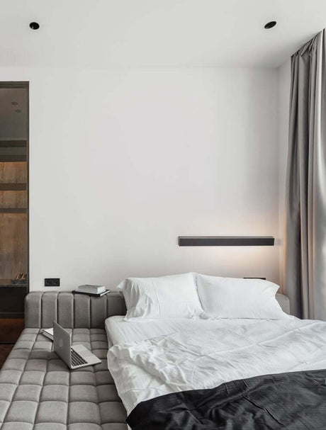 Colby LED Wandleuchte 3000K Schwarz im minimalistischen Schlafzimmer mit warmweißem Up and Down Light