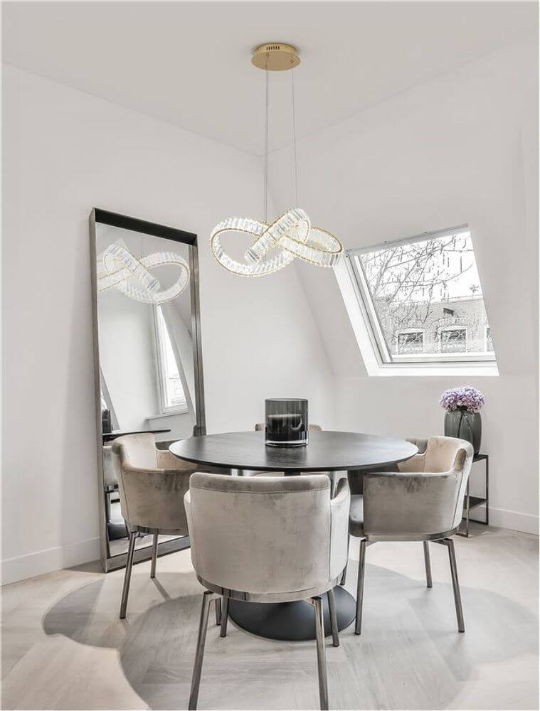 Conceto LED Pendelleuchte Ø 60cm 3500K über rundem Esstisch, verchromter Rahmen mit K5 Kristallen, warmes atmosphärisches LED-Licht