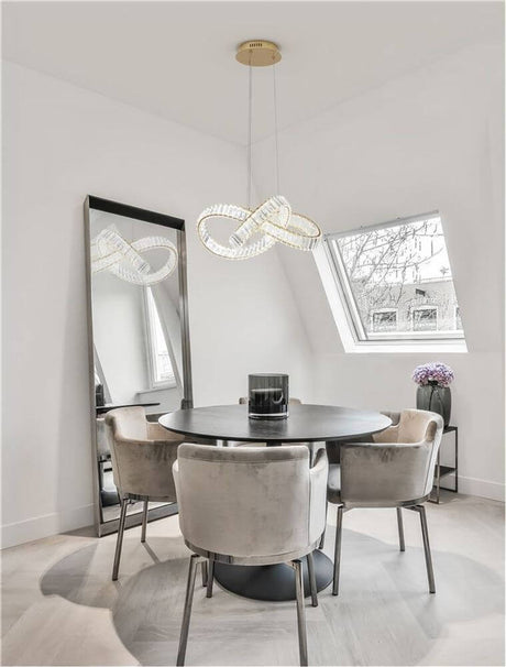 Conceto LED pendant light Ø 60 cm 3500K above a round dining table, chrome frame with K5 crystals, warm atmospheric LED light