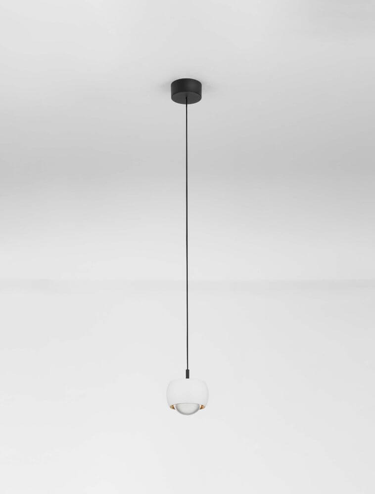 Conga LED Pendelleuchte Ø 9,6cm 3000K an einem schwarzen Deckenanschluss, modernes Design, weißes Glas.