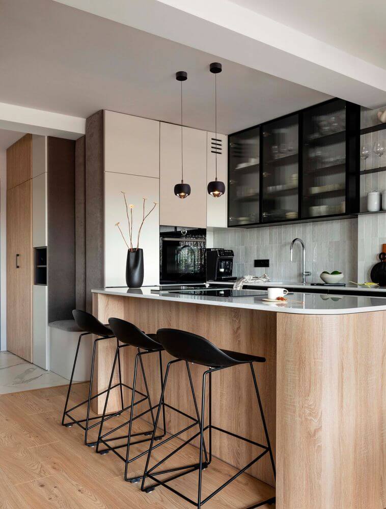 Moderne Küche mit Conga LED Pendelleuchte Ø 9,6cm 3000K über Holzbar und schwarzen Stühlen
