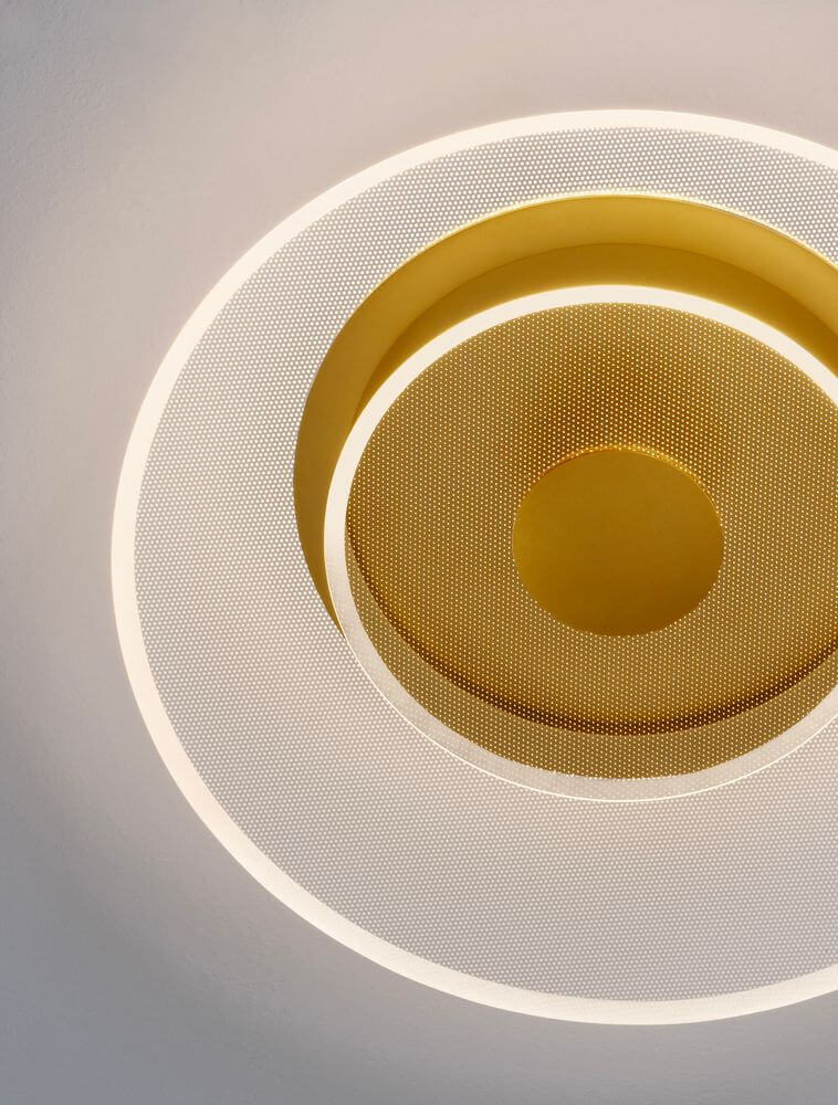 Elegante Copo LED Deckenleuchte mit goldenen Details und einem modernen Design.