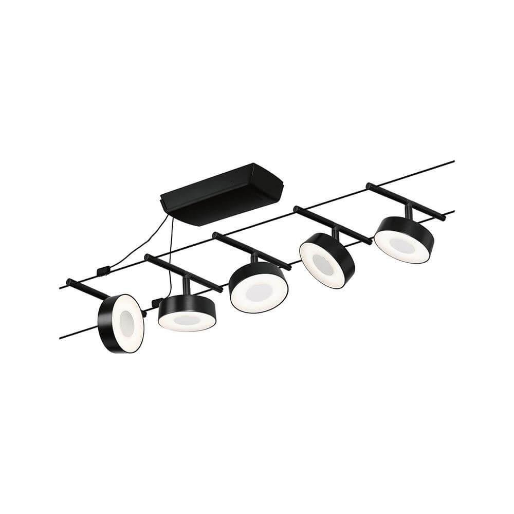CorDuo LED Seilsystem Circle Basis-Set Schwarz-Matt, Chrom mit 5 LED-Spots an Decke montiert.