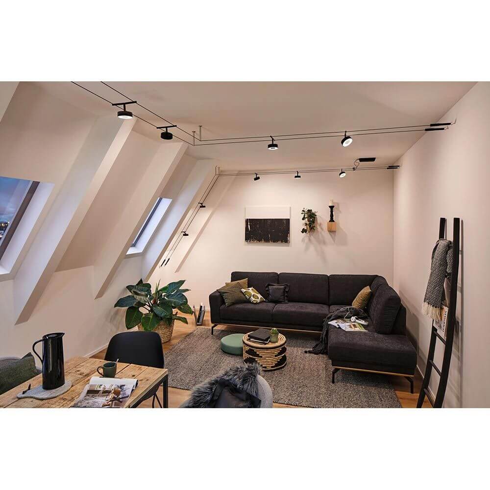Moderne Einrichtung mit CorDuo LED Seilsystem Circle Einzelspot Schwarz-Matt, Chrom in einem stilvollen Wohnzimmer.