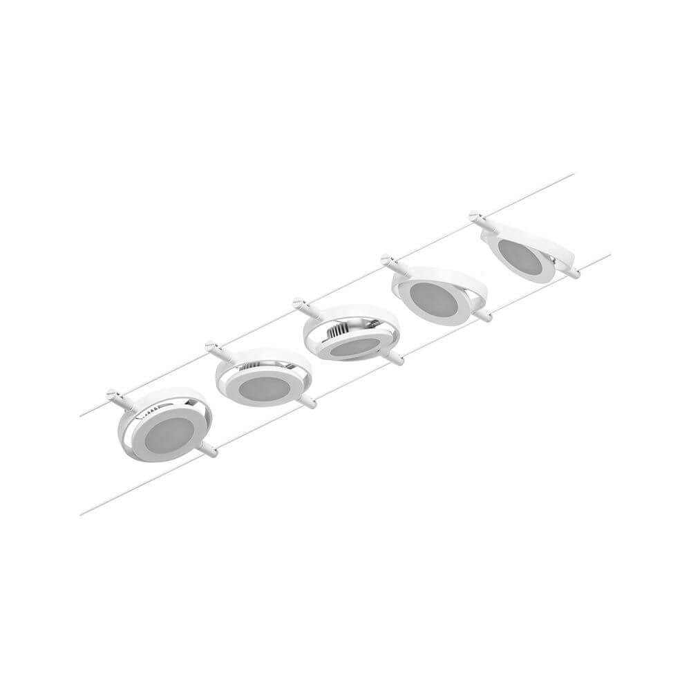 CorDuo LED Seilsystem Round Mac Basis-Set Weiß, Chrom mit mehreren Leuchten auf einem Seil montiert.