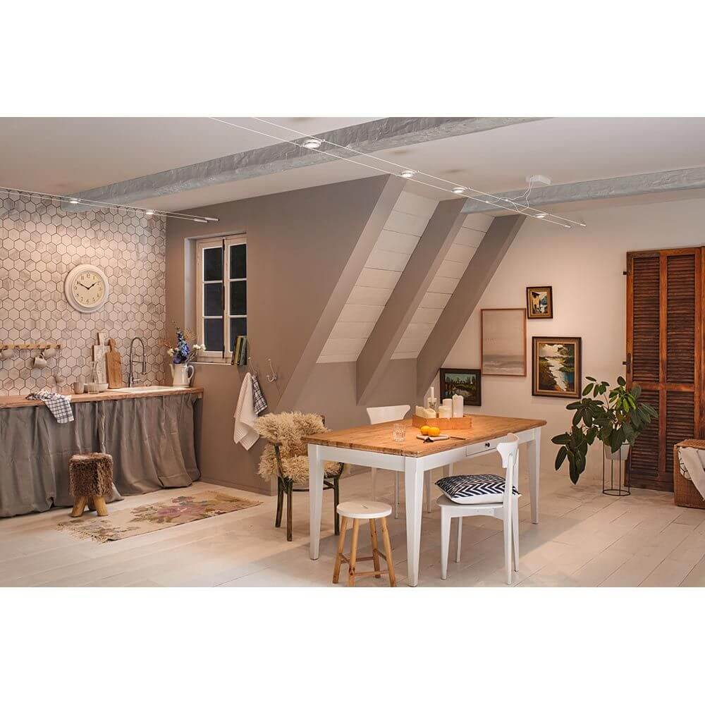 CorDuo LED Seilsystem Round Mac Basis-Set Weiß, Chrom installiert in modernem Raum mit Tisch und Küche.