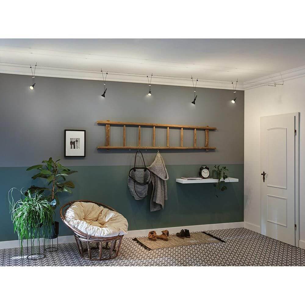 Moderne Raumgestaltung mit CorDuo Seilsystem Comet Einzelspot Schwarz-Matt Dimmbar an Wand und Decke.