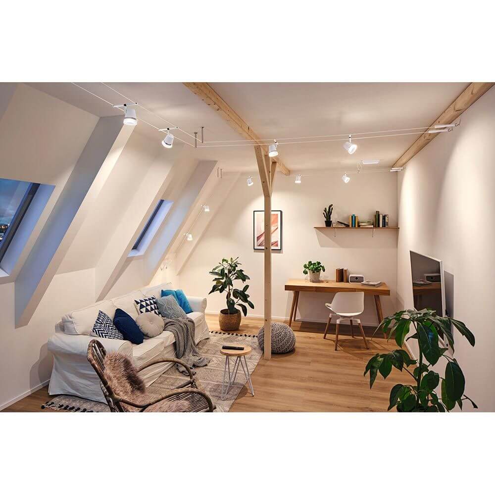 CorDuo Seilsystem Cone Basis-Set Weiß-Matt, Chrom in modernem Dachwohnzimmer mit 5 Spots, Wand- und Deckenmontage, skandinavische Einrichtung