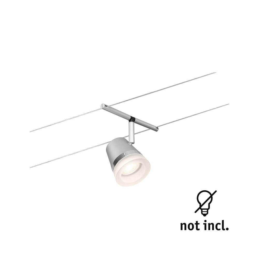 Einzelspot Cone in Chrom matt, montiert an einem Seilsystem, flexibles Design für vielseitige Raumgestaltungen.