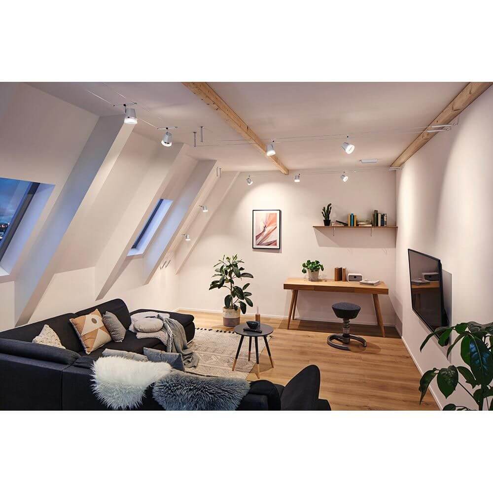 Modernes Wohnzimmer mit Seilsystem Einzelspot Cone in Chrom matt, stilvolle Beleuchtung und kreative Gestaltungsmöglichkeiten.