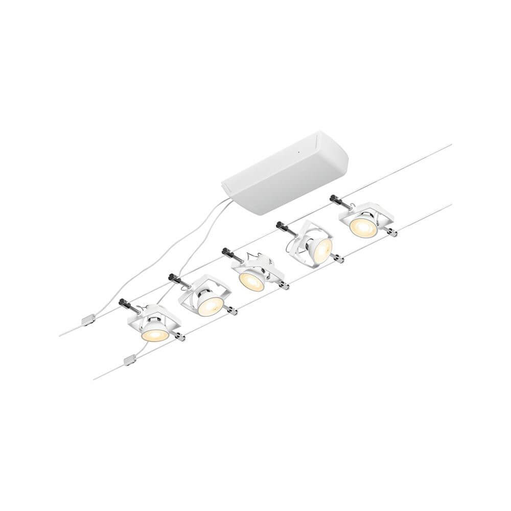 CorDuo Seilsystem Mac II Basis-Set Weiß-Matt, Chrom mit mehreren Beleuchtungselementen an Kabeln montiert.