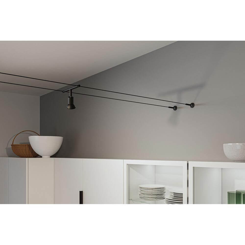 Kit de montage CorDuo pour système de câbles raccord mural noir mat installé sur un mur au design moderne.