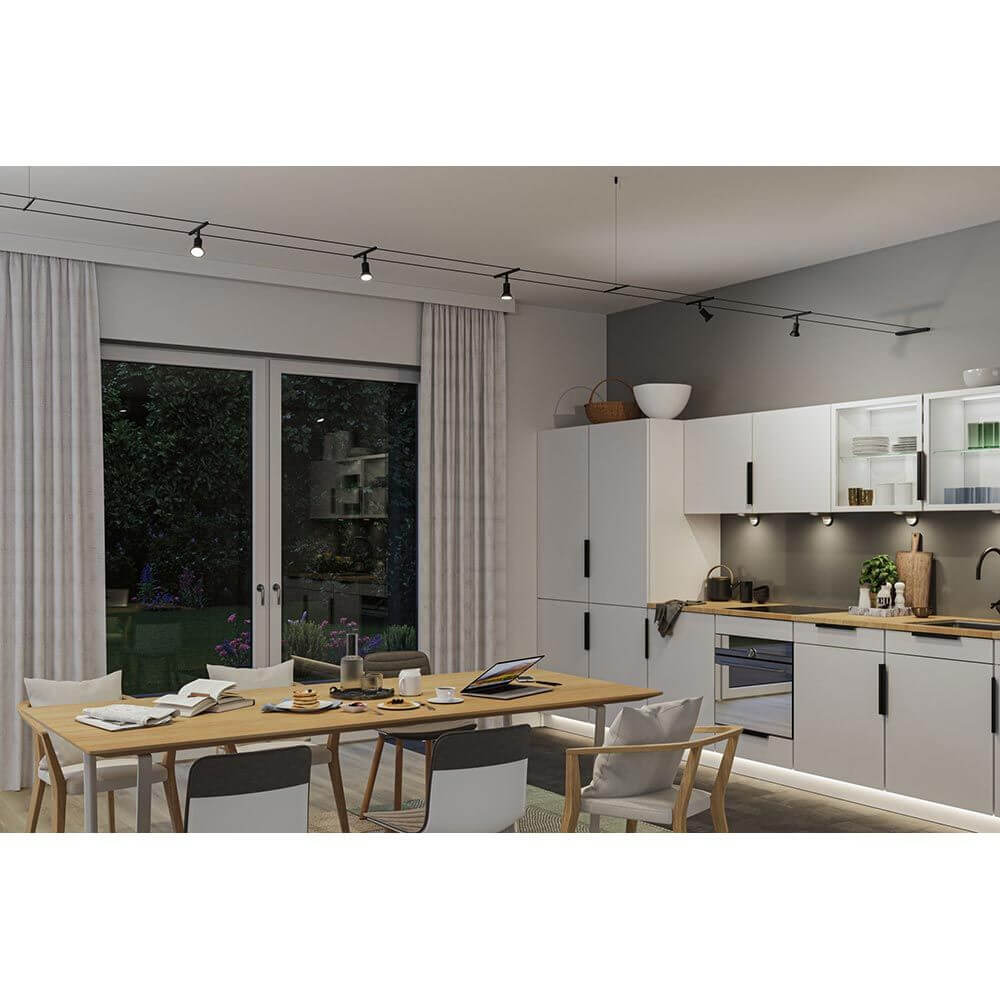 Moderne Küche mit schwarzer Zwischenabhängung und geradlinigem Design, ideal für stilvolle Wohnräume.