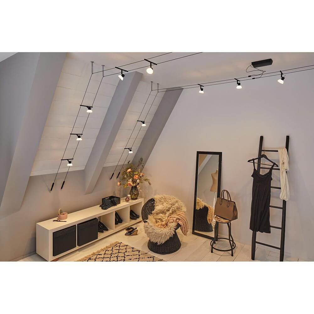 CorDuo Seilsystem Sheela 5-Spot Basis-Set Schwarz, Chrom in modernem Raumdesign mit akzentuierter Beleuchtung.
