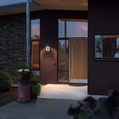 Cosenza LED lampada da parete esterna antracite illumina l'area d'ingresso di una casa moderna.