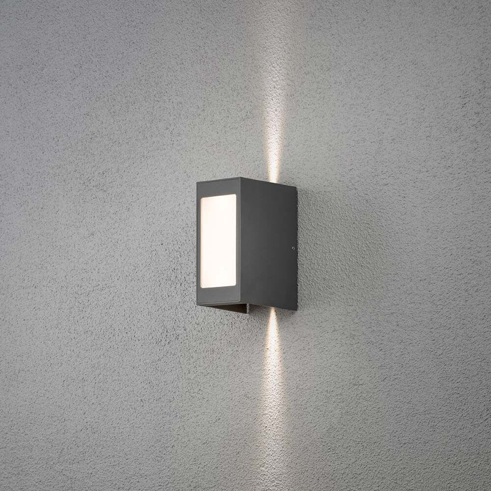 Cremona LED Außen-Wandleuchte in Anthrazit mit einstellbarem Lichtstrahl auf grauer Wand