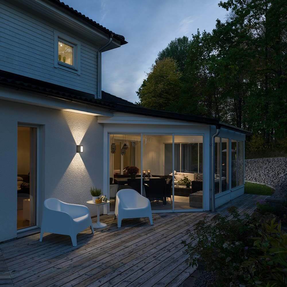 Cremona LED Außen-Wandleuchte in Anthrazit, einstellbarer Lichtstrahl an modernem Haus bei Dämmerung.