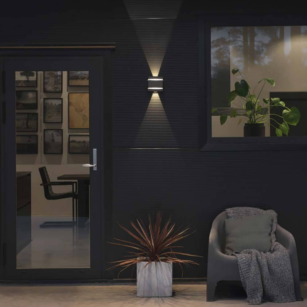 Cremona LED Außen Wandleuchte beleuchtet den Eingangsbereich mit modernem Design.