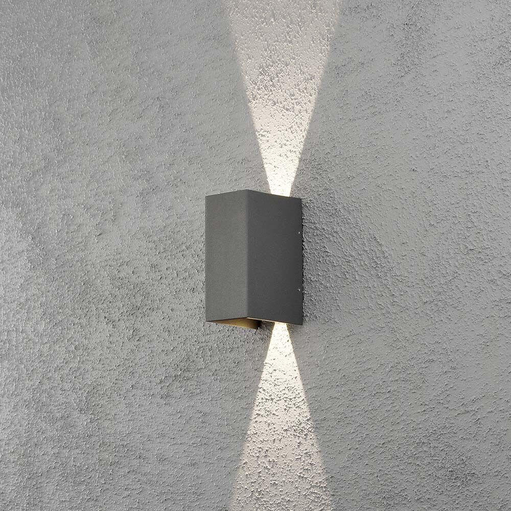 LED Außen-Wandlampe Cremona verstellbarer Lichtaustritt Anthrazit an einer grauen Wand