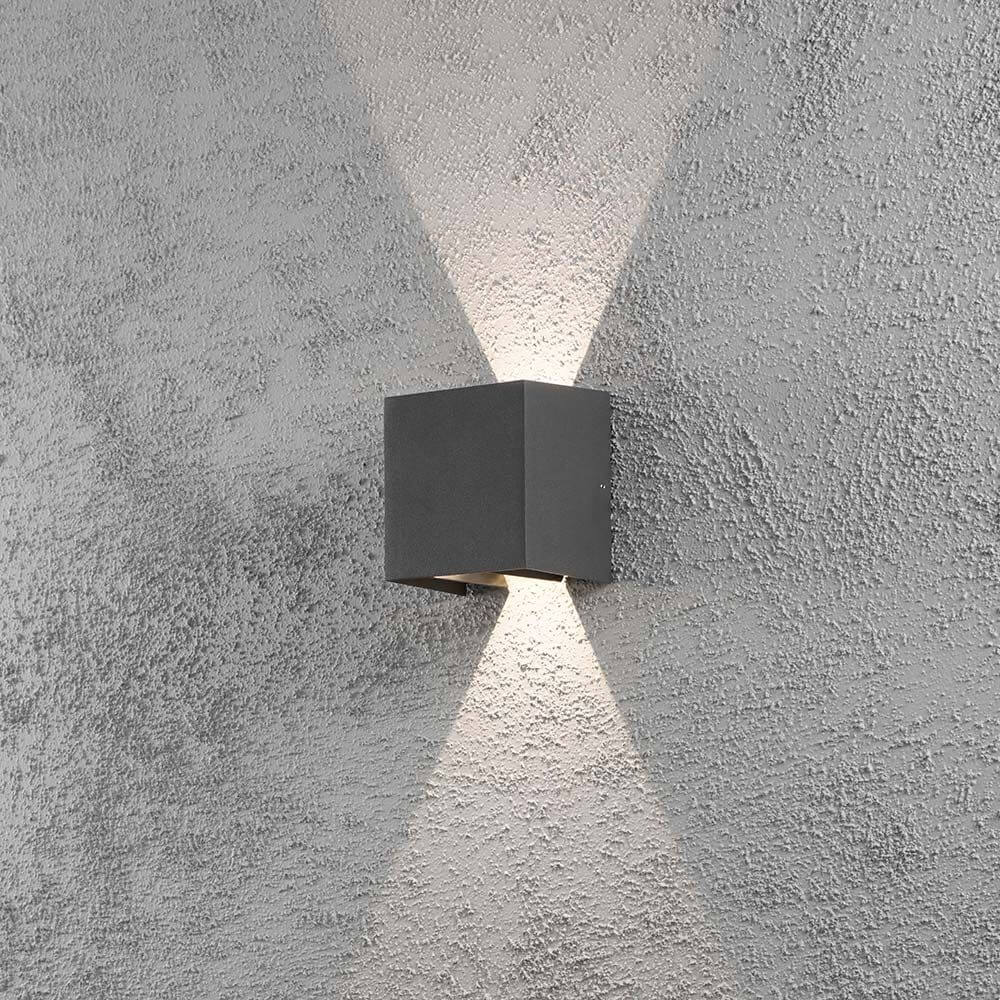 Lampada da parete esterna a LED Cremona con uscita della luce regolabile antracite montata su una parete grigia.