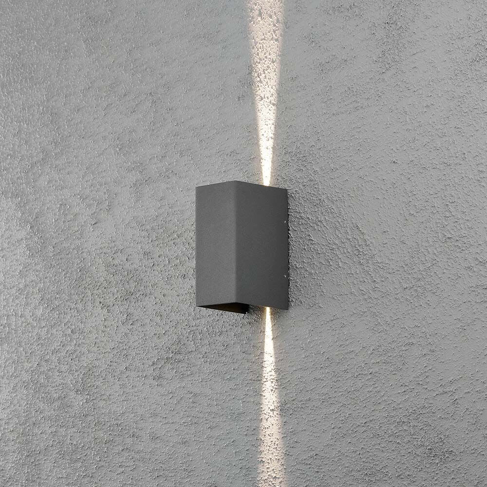 LED Außen-Wandlampe Cremona verstellbarer Lichtaustritt Anthrazit an einer Wand montiert mit ansprechendem Lichtaustritt.