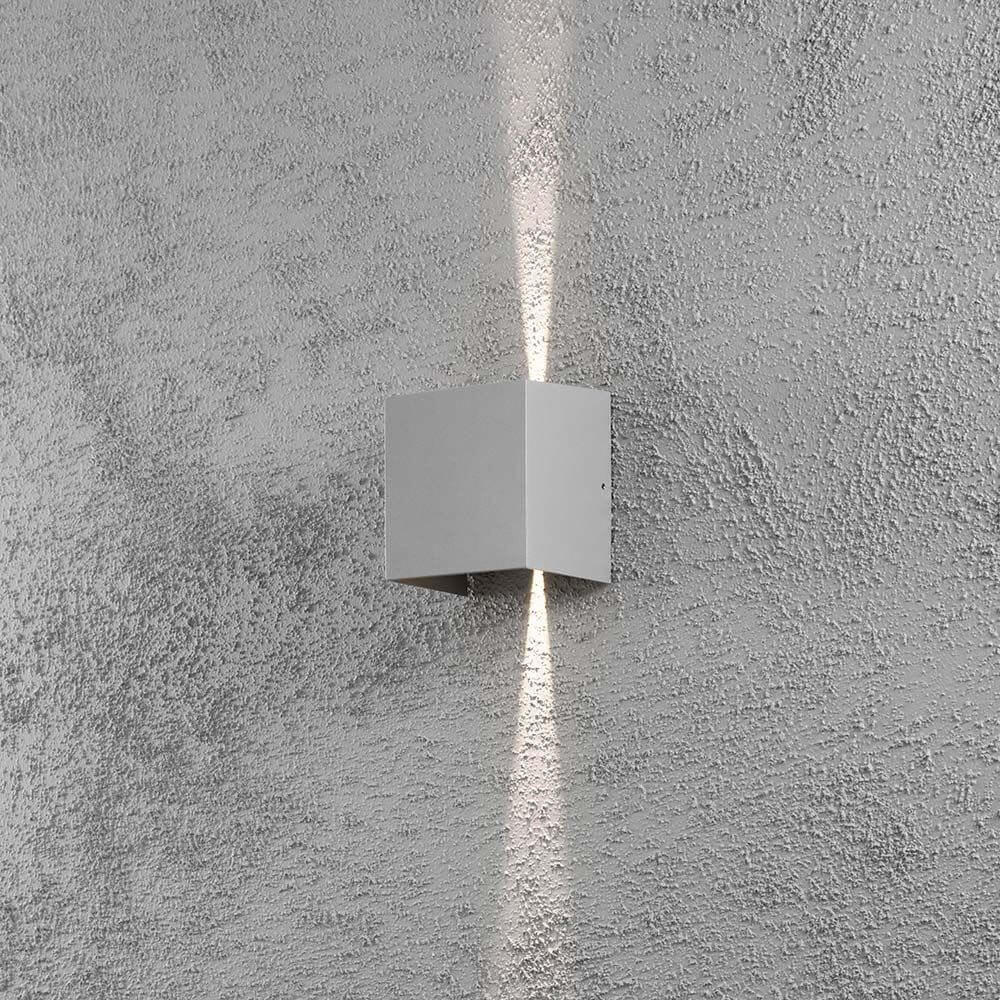 Cremona LED Außen-Wandlampe verstellbarer Lichtaustritt Grau an einer Wand installiert.