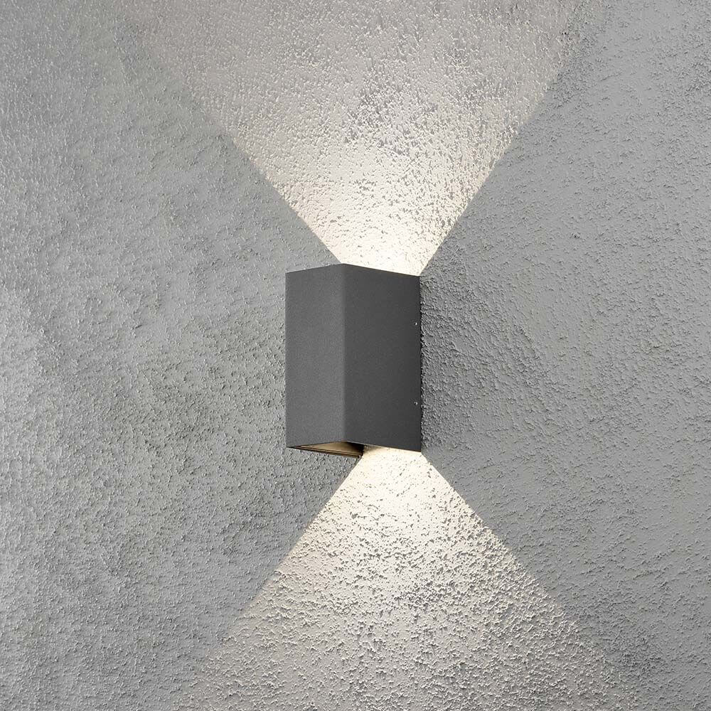 LED Außen-Wandlampe Cremona verstellbarer Lichtaustritt Anthrazit an einer Wand montiert mit Lichtstrahlen.