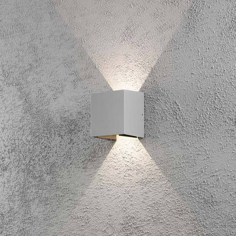 Cremona LED Außen-Wandlampe verstellbarer Lichtaustritt Grau an einer Wand in moderner Umgebung.