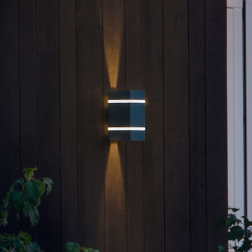 Cremona LED Außen-Wandleuchte Anthrazit an einer Holzwand, ideal für Außenbereiche.
