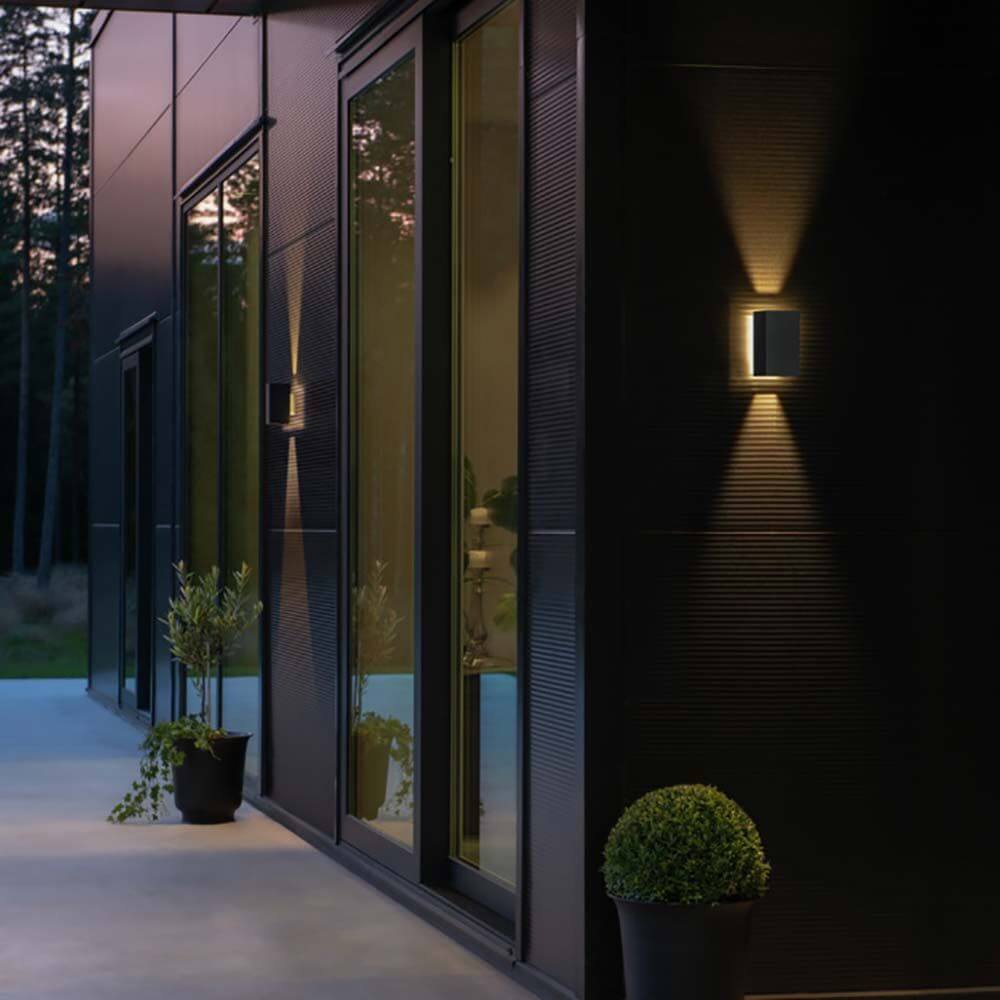 Cremona LED Außenwandleuchte IP54 an einer modernen Wand, Anthrazit mit stilvollem Lichtschein.