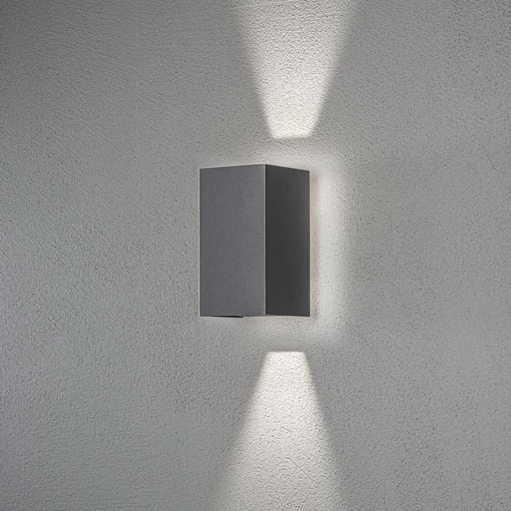 Cremona LED Außenwandleuchte IP54 in Anthrazit an einer Wand mit Lichtstrahlen.