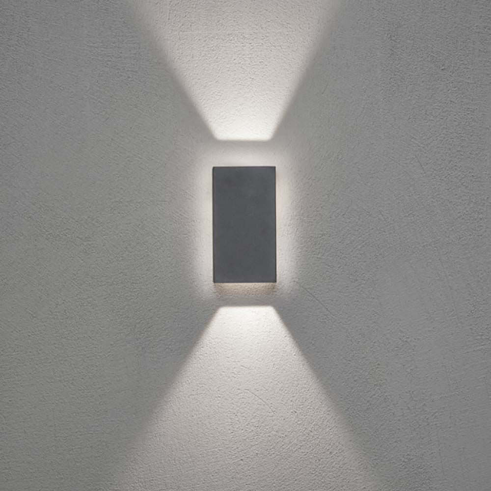 Cremona LED Außenwandleuchte IP54 in Anthrazit an einer Wand montiert, erzeugt schlichte Beleuchtung.