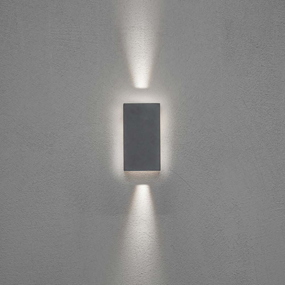 Cremona LED Außenwandleuchte IP54 in Anthrazit mit Rückwandleuchte an einer Wand.