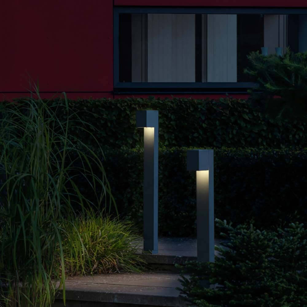 Cremona LED Pollerleuchte Anthrazit im Garten mit verstellbarem Lichtauslass bei Nacht.