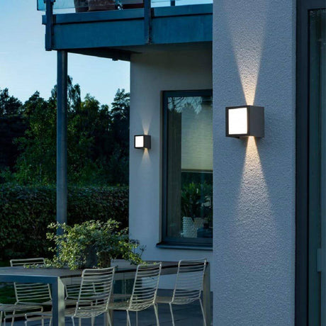 Cremona XL LED utendørs vegglampe med justerbar lysstråle, antrasitt, montert på en vegg utendørs om natten.