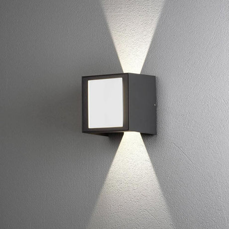 Cremona XL LED utendørs vegglampe med justerbar lysstråle, antrasitt, montert på en vegg, med lysstråler.