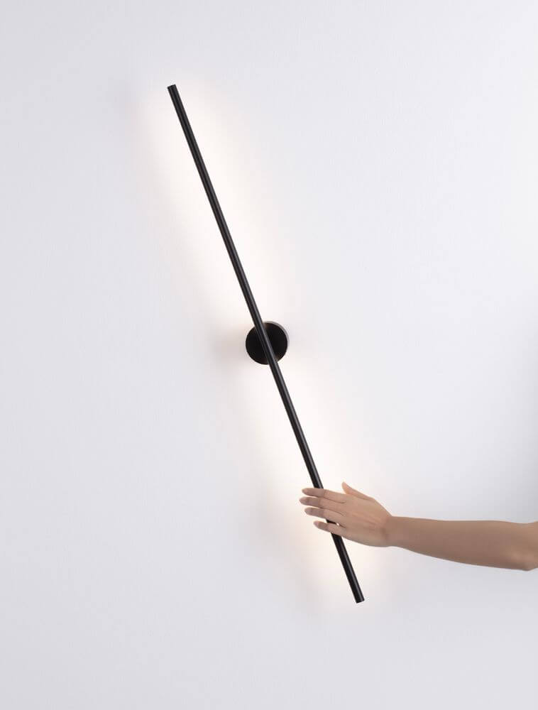 Cretel LED Wandleuchte 3000K Schwarz IP44 mit minimalistischer Design und Hand zur Einstellung.
