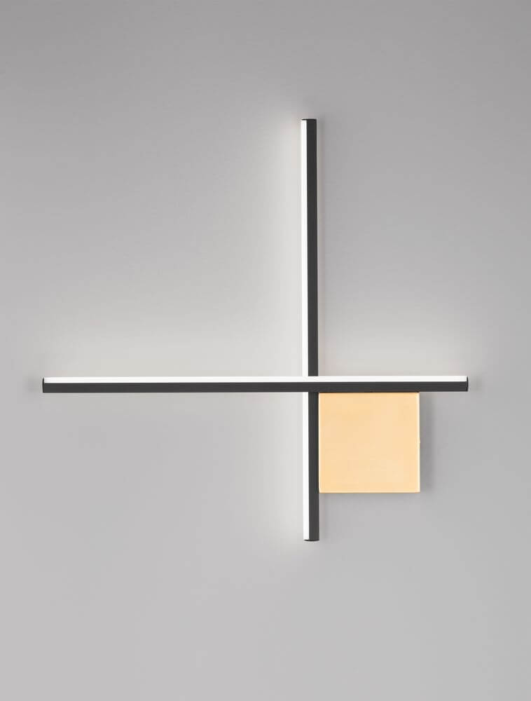 Cross LED Wandleuchte 50cm in mattem Gold und Schwarz, modernes geometrisches Design, elegante Beleuchtung.