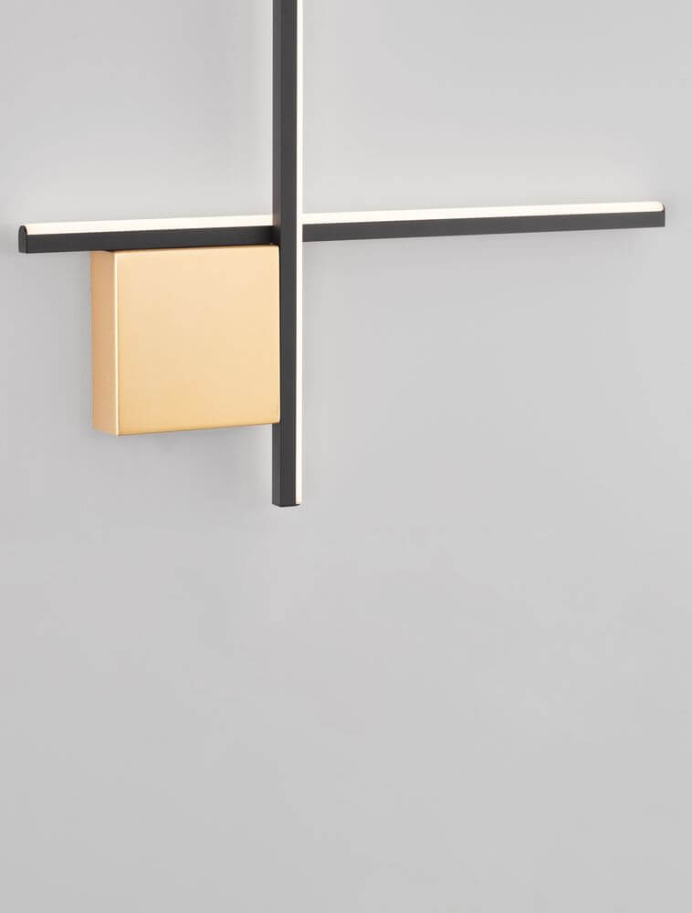 Moderne Cross LED Wandleuchte in mattem Gold mit geometrischem Design und eleganter Beleuchtung.